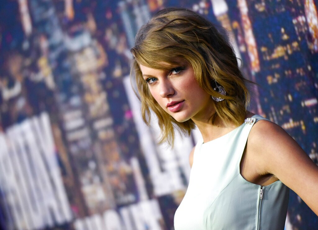 FILE - In this Feb. 15, 2015 file photo, singer Taylor Swift attends the SNL 40th Anniversary Special in New York. Swift has donated $50,000 to the New York City public schools.The city tourism bureau tapped Swift as global welcome ambassador last year even though critics noted she was a recent transplant to New York. (Photo by Evan Agostini/Invision/AP, File)